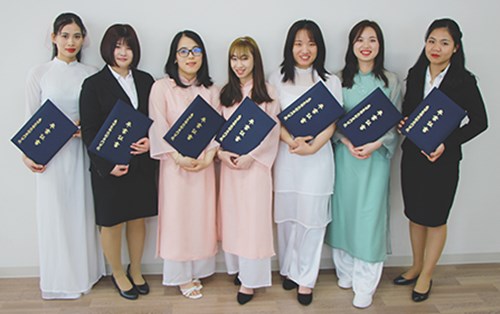 Sinh viên Đông Á đã trở thành nhân viên chính thức của Tập đoàn với tư cách là "Nhân viên chăm sóc".