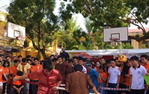 "Thính xuân" Đại học Đông Á "đổ bộ" vào trường THPT Hoàng Hoa Thám trong ngày Hội văn hóa dân gian