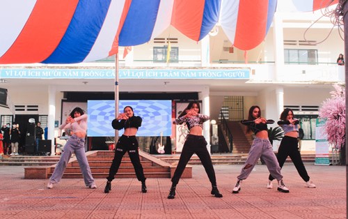 Gian hàng Đại học Đông Á chiếm trọn “spotlight” trong ngày Hội văn hóa dân gian tại trường THPT Cẩm Lệ - Đà Nẵng
