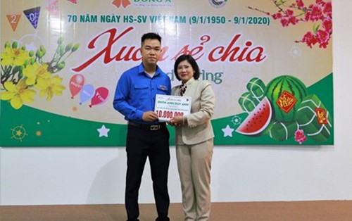 Doanh nghiệp đồng hành hỗ trợ vé xe Tết tặng sinh viên ĐH Đông Á