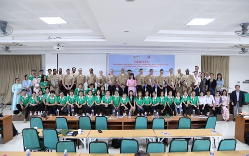 Thủy thủ tàu Hải quân Hoa kỳ giao lưu với sinh viên Đà Nẵng