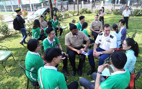 Sinh viên ở Đà Nẵng háo hức giao lưu với thủy thủ tàu sân bay USS Theodore Roosevelt