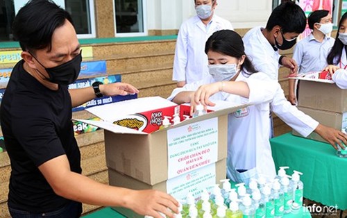 ĐH Đông Á sản xuất nước sát khuẩn khô hỗ trợ các chốt kiểm soát dịch